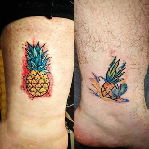 小腿对称纹身 男生小腿上彩色的菠萝纹身图片