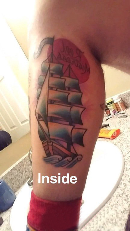 小腿对称纹身 男生小腿上彩色的帆船纹身图片