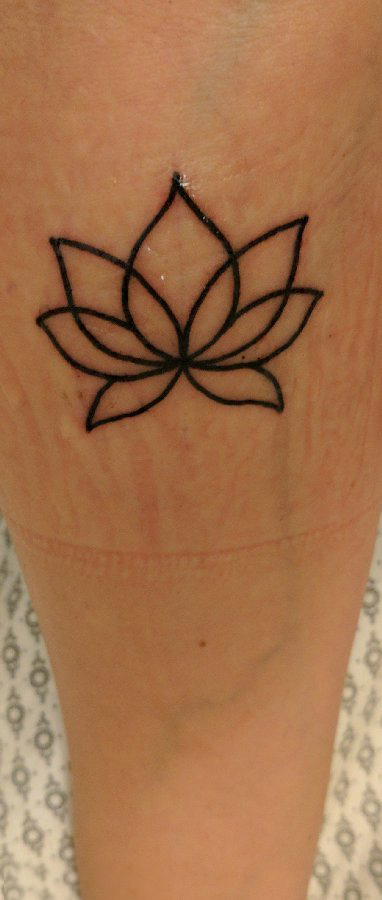 小腿对称纹身 男生小腿上黑色的莲花纹身图片