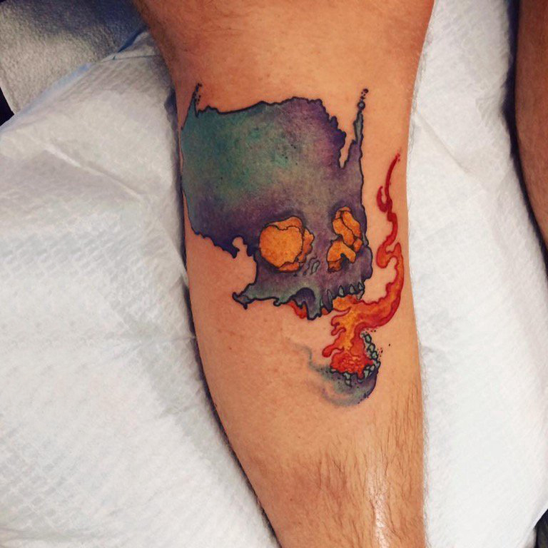 小腿对称纹身 男生小腿上火焰和骷髅纹身图片