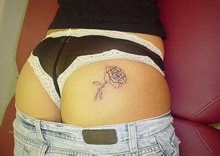 性感玫瑰臀部纹身