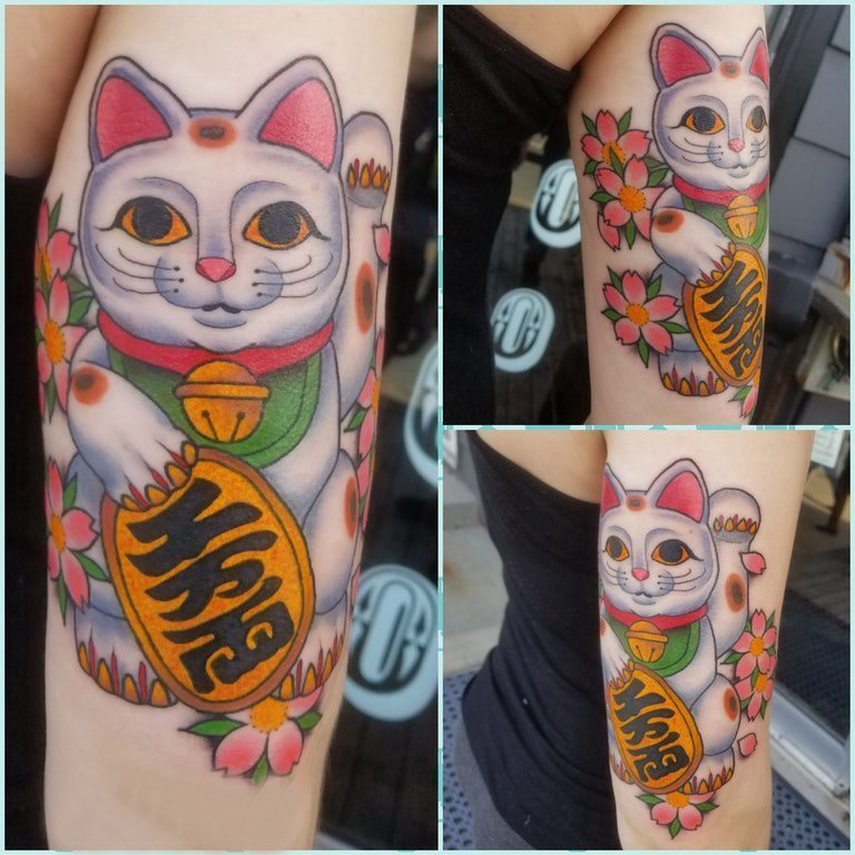 日式招财猫纹身 女生手臂上花朵和招财猫纹身图片