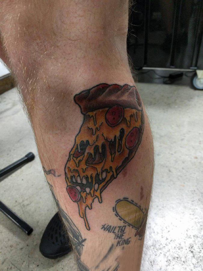 食物纹身 男生小腿上彩色的食物披萨纹身图片