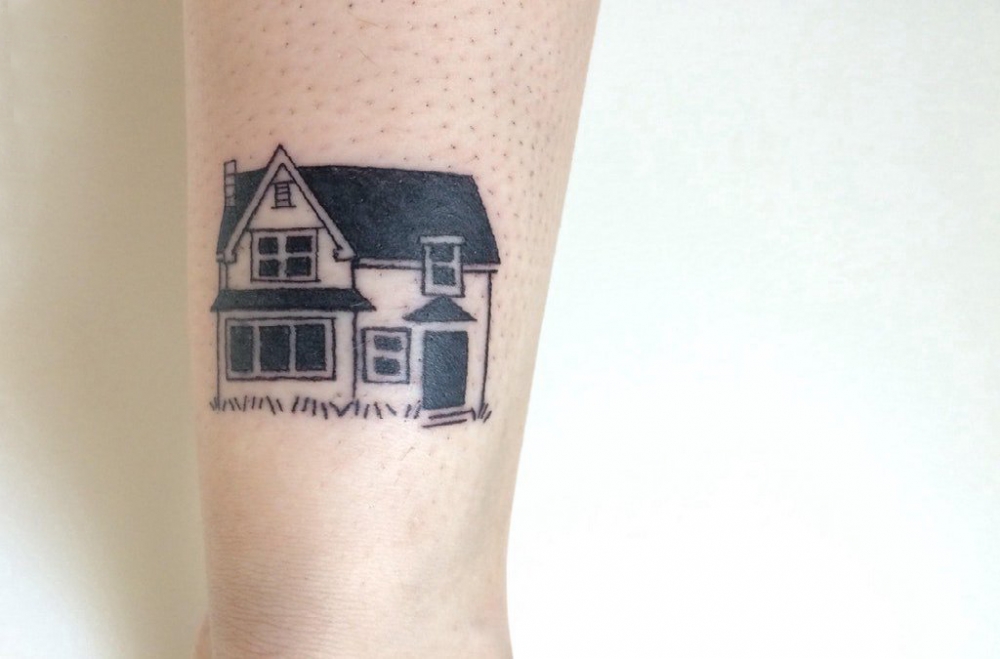 手臂纹身素材 男生手臂上黑色的建筑物纹身图片