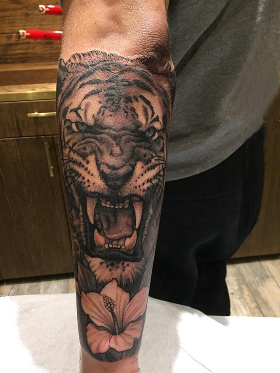 手臂纹身素材 男生手臂上花朵和老虎纹身图片