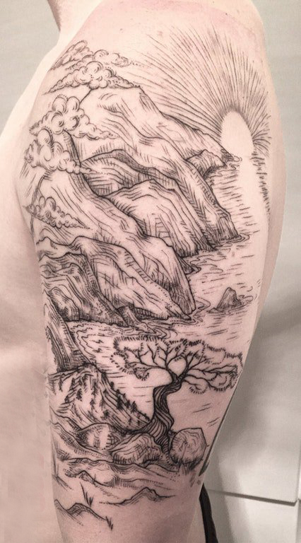 双大臂纹身 男生大臂上黑色的山水纹身图片
