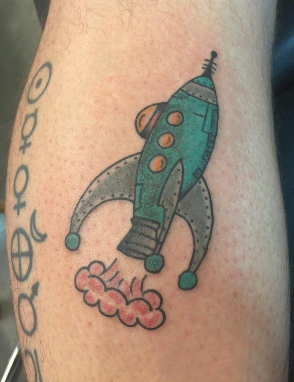 纹身卡通  男生小腿上彩色的火箭纹身图片