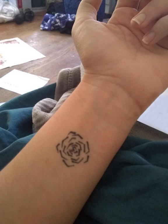 女生纹身手腕 女生手臂上黑色的玫瑰纹身图片