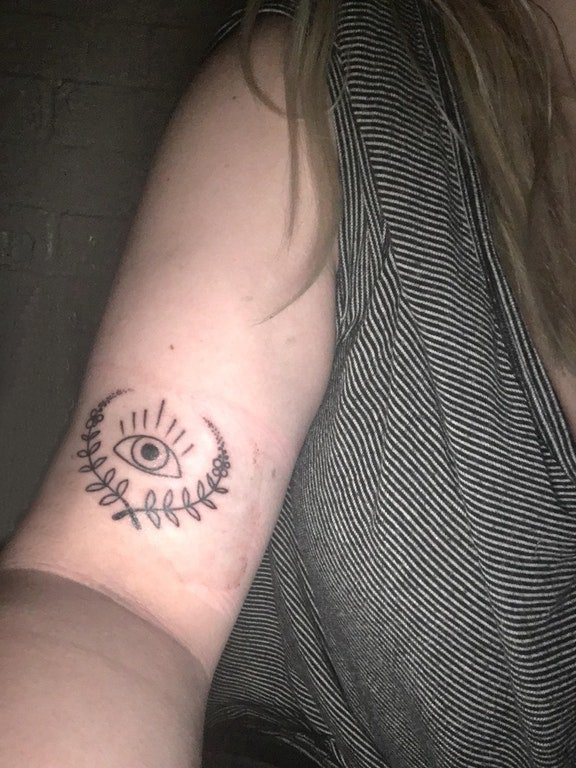 手臂纹身素材 女生手臂上植物和眼睛纹身图片