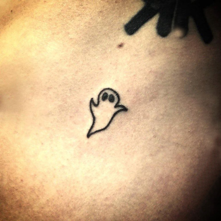纹身卡通 男生腹部黑色的卡通幽灵纹身图片