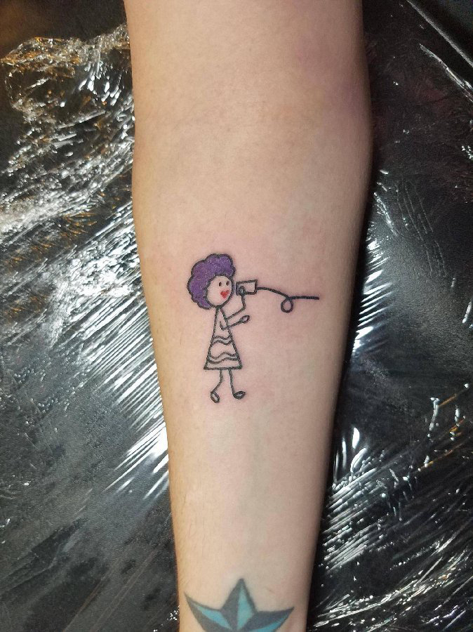纹身卡通人物 女生手臂上彩色的卡通人物纹身图片