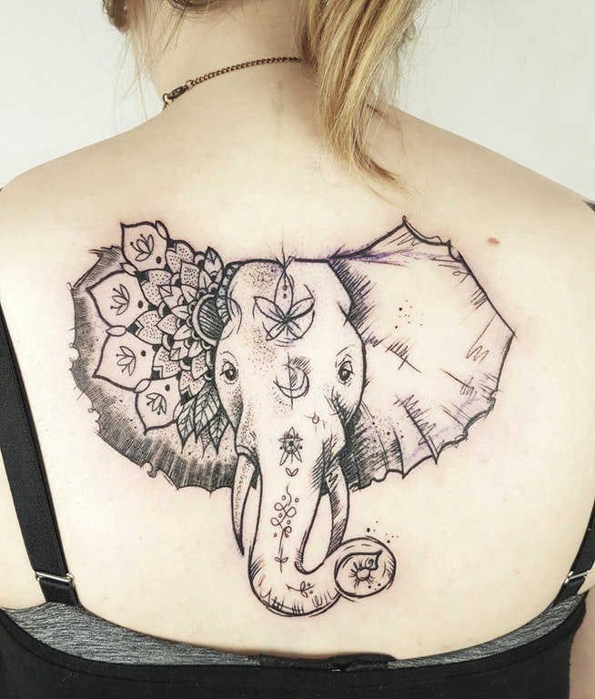 象纹身 女生后背上黑色的象纹身图片