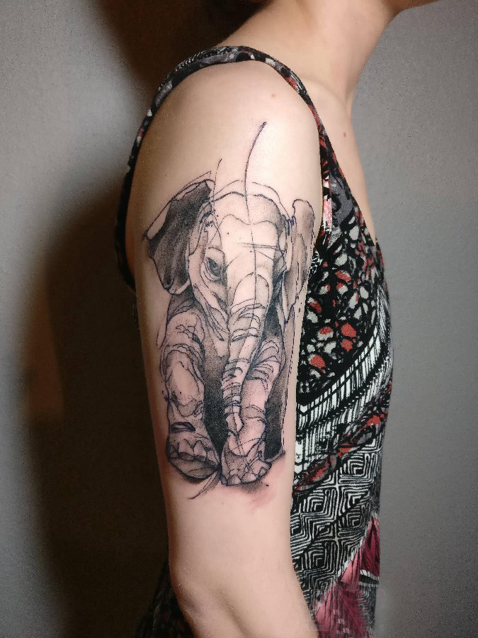 小动物纹身 男生大臂上黑色的大象纹身图片