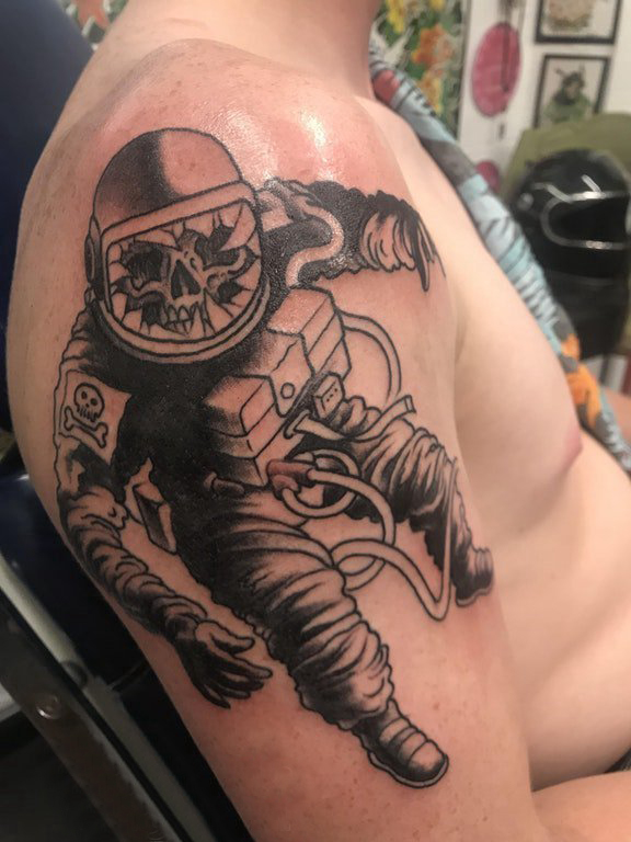 骷髅纹身 男生大臂上黑色的骷髅宇航员纹身图片