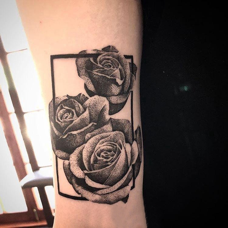 欧美玫瑰纹身 女生手臂上几何和玫瑰纹身图片