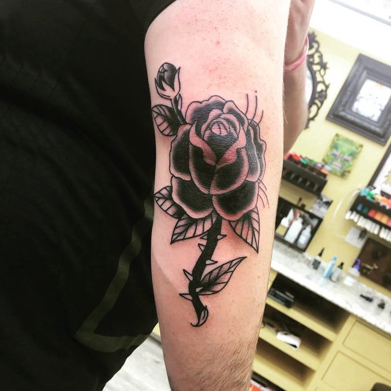 手臂纹身素材 男生手臂上黑色的玫瑰花纹身图片