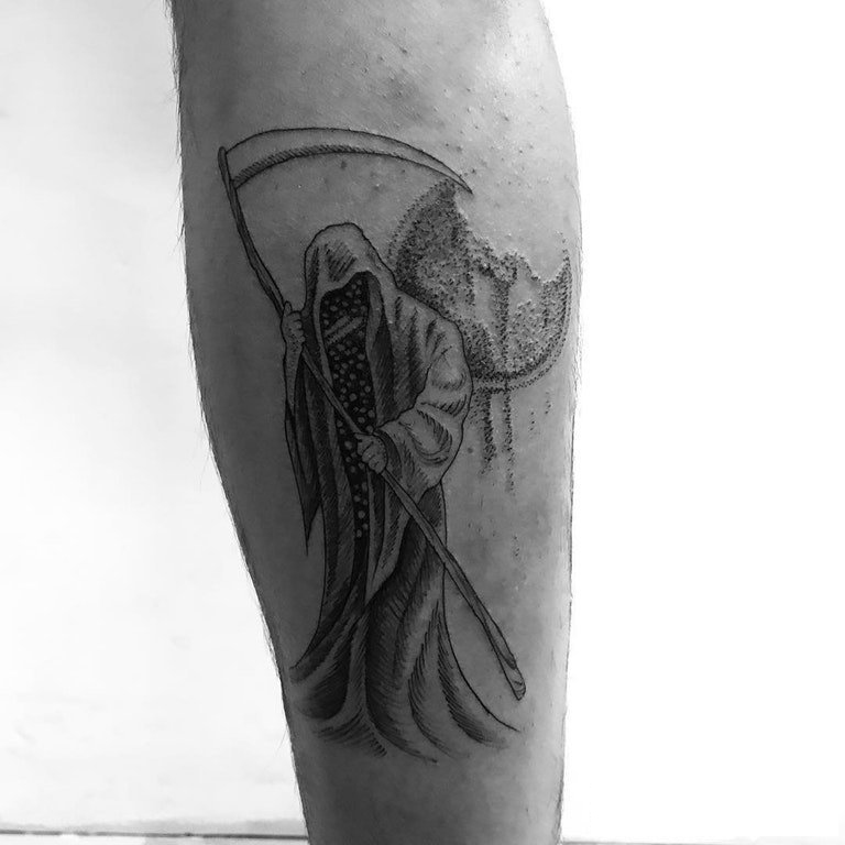 死神镰刀纹身图案 男生小腿上黑色的死神纹身图片