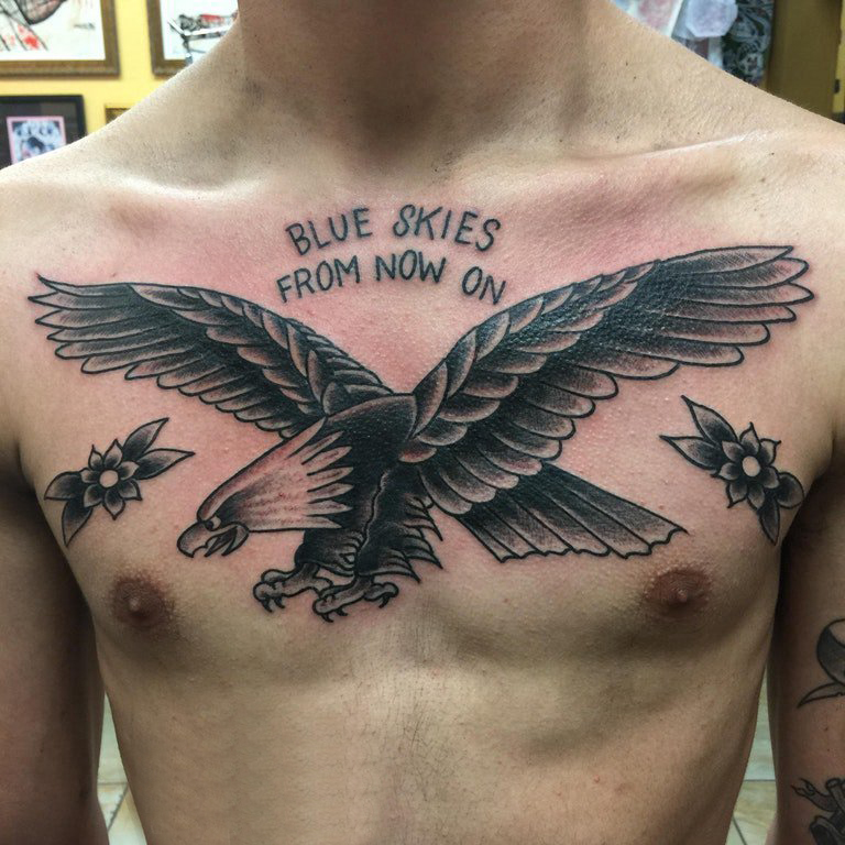 纹身老鹰图案 男生胸部老鹰纹身图案