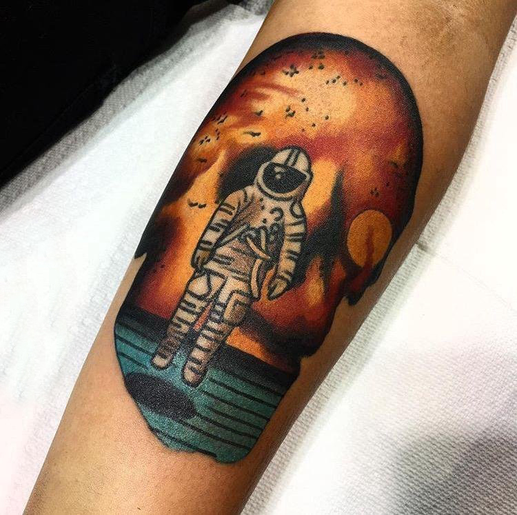 纹身人物图腾 男生手臂上彩色的宇航员纹身图片