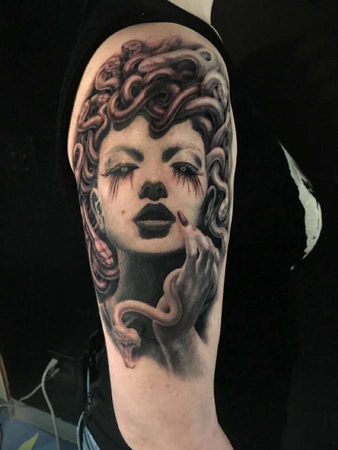 纹身神话人物 女生手臂上黑色的人物纹身图片