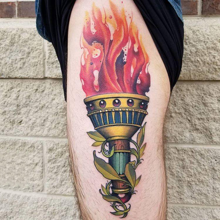 火焰纹身图片 男生大腿上植物和火焰纹身图片