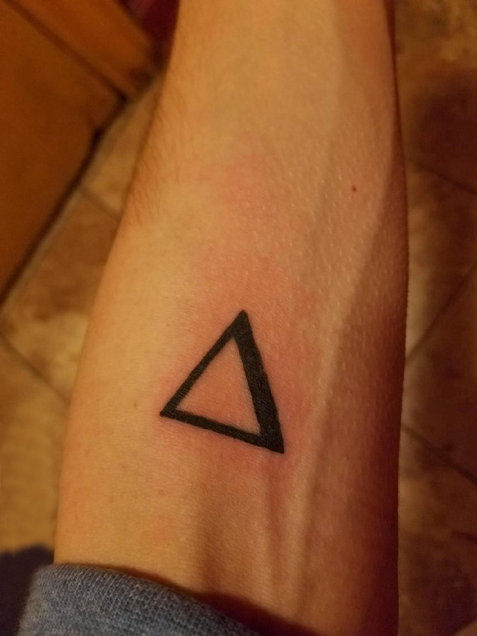几何元素纹身 男生手臂上黑色的三角形纹身图片