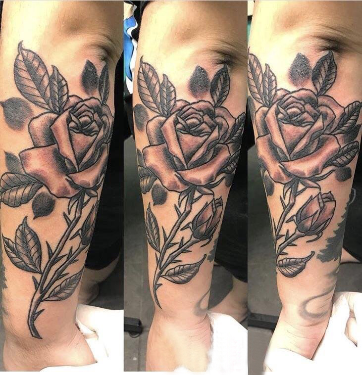 玫瑰纹身 女生手臂上花朵纹身图片