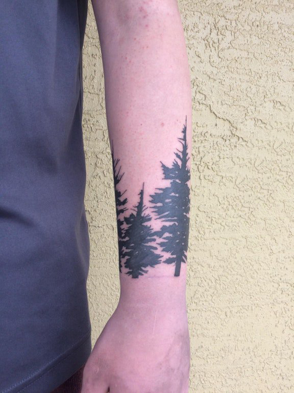 手臂纹身素材 男生手臂上黑色的松树纹身图片