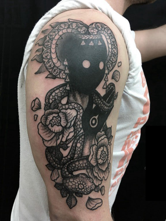 双大臂纹身 男生大臂上花朵和神话人物纹身图片