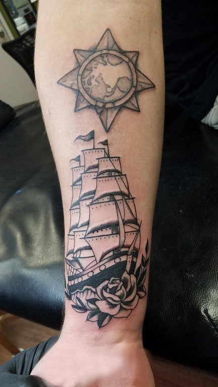 纹身黑色 男生手臂上指南针和帆船纹身图片