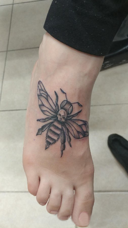 小蜜蜂纹身 女生脚部小蜜蜂纹身图片
