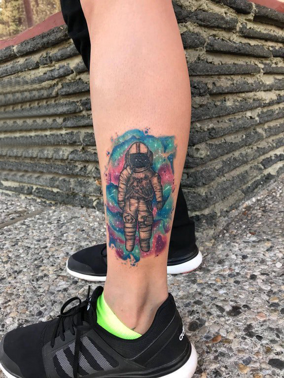 小腿对称纹身 女生小腿上彩色的宇航员纹身图片
