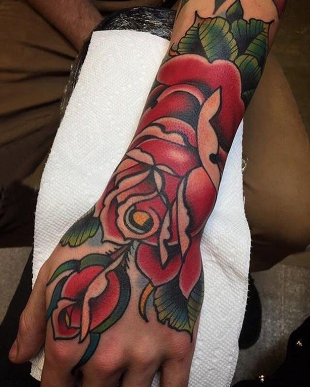 玫瑰纹身 女生手臂上彩色花朵纹身图案