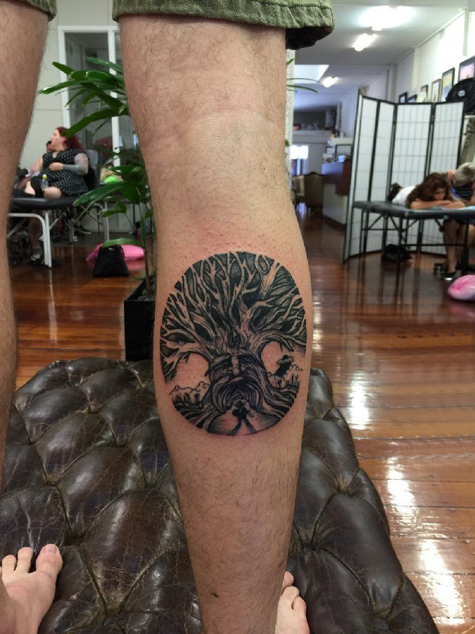 生命树纹身素材 男生小腿上生命树纹身图案