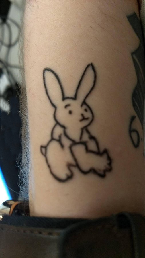 纹身卡通 男生手臂上黑色的兔子纹身图片