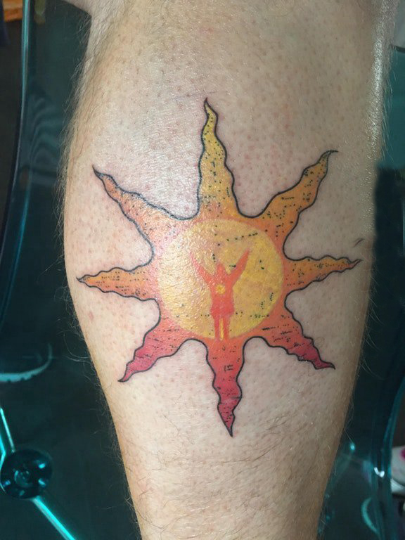纹身太阳花 男生小腿上彩色的太阳纹身图片