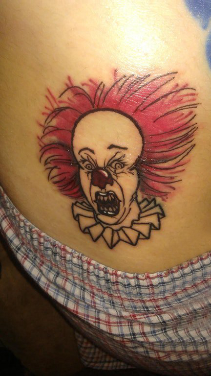 小丑纹身 女生肩部彩色的小丑纹身图片