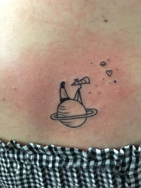 小星球纹身 女生背部小星球纹身图片