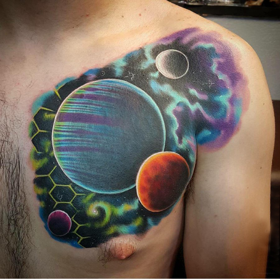 小宇宙纹身 男生胸部彩色的星球纹身图片