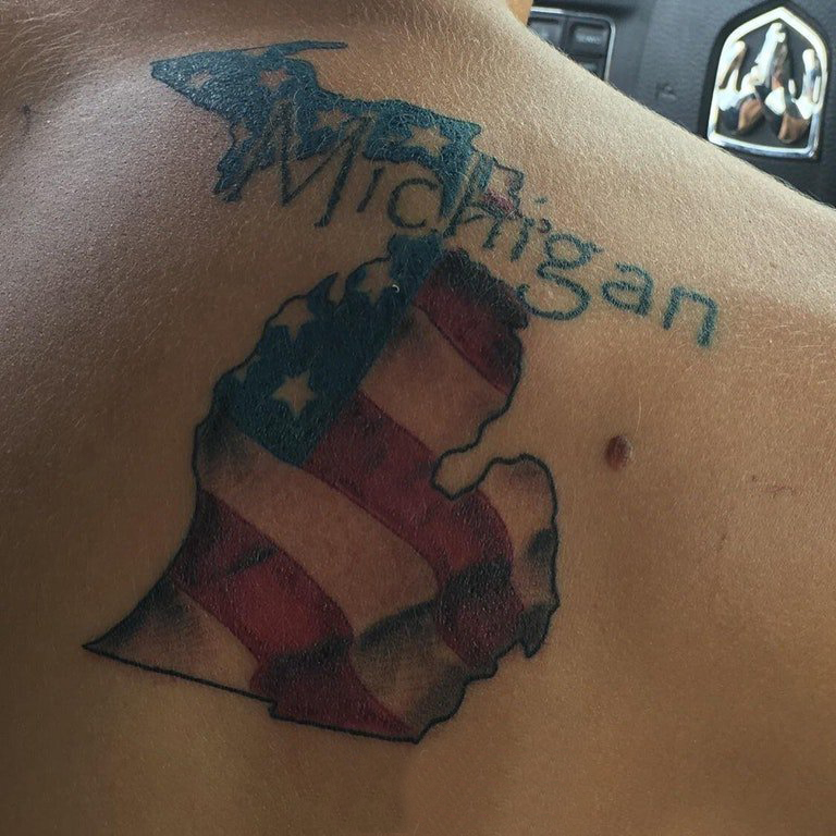 美国国旗纹身 男生背部美国国旗纹身图片