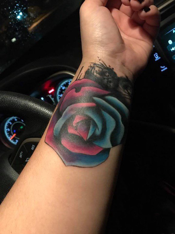 欧美玫瑰纹身 女生手腕上玫瑰小清新纹身图片