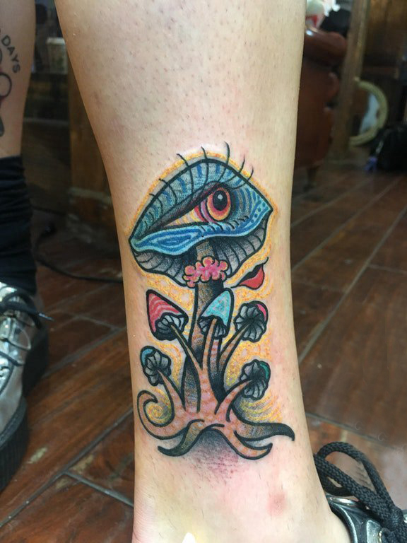 欧美小腿纹身 男生小腿上蘑菇和眼睛纹身图片