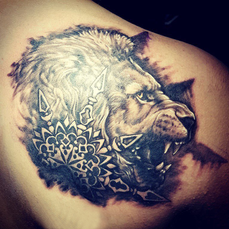 狮子头纹身 男生背部狮子头纹身图片