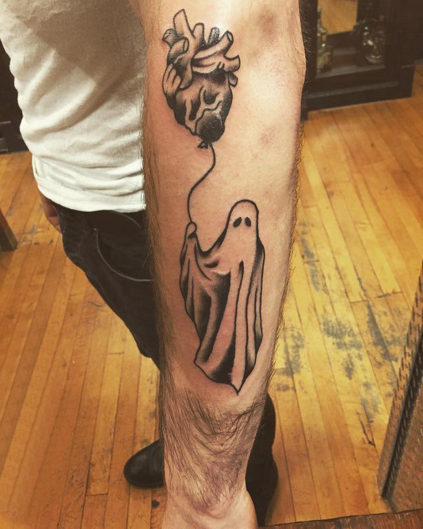 手臂纹身素材 男生手臂上心脏和幽灵纹身图片