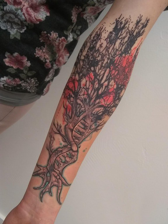 手臂纹身素材 女生手臂上彩色的树纹身图片