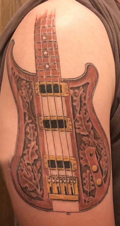 双大臂纹身 男生大臂上彩色的吉他纹身图片