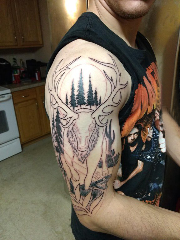 双大臂纹身 男生大臂上大树和鹿纹身图片