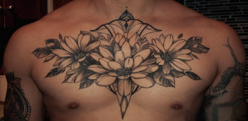 文艺花朵纹身 男生胸部花朵纹身图片