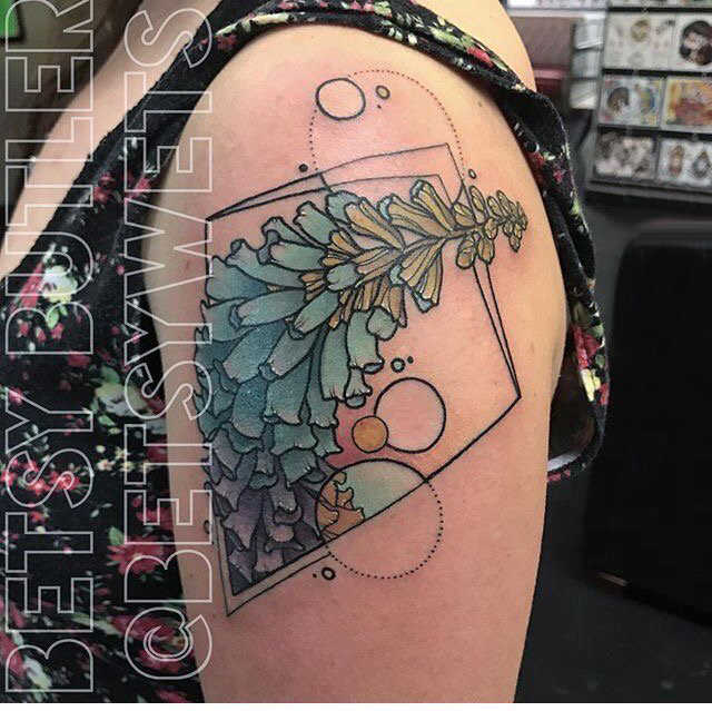 文艺花朵纹身 女生手臂上彩色花朵纹身图案