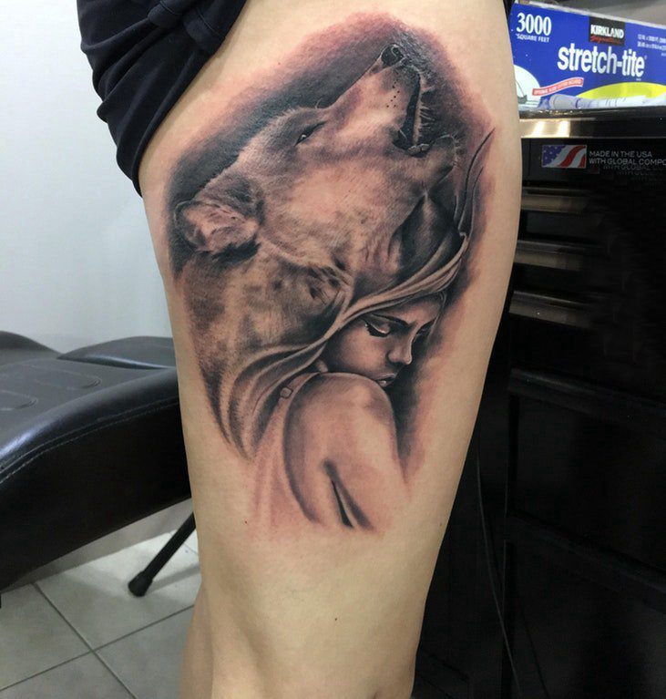 纹身大腿男 男生大腿上狼和人物肖像纹身图片